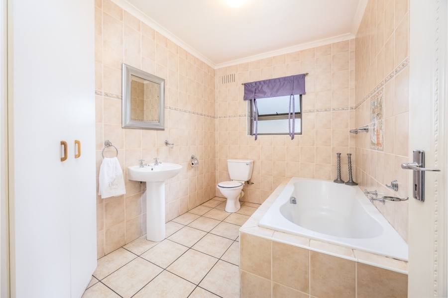 9 Bedroom Property for Sale in Vierlanden Western Cape